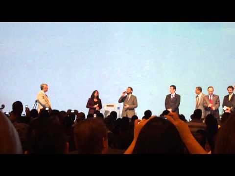 Leonardo Gonçalves e Laura Morena cantando Ele Virá no UNASP C1