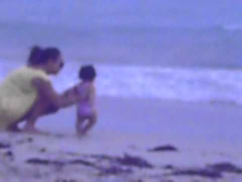 joanna renzo y genesis en la playa