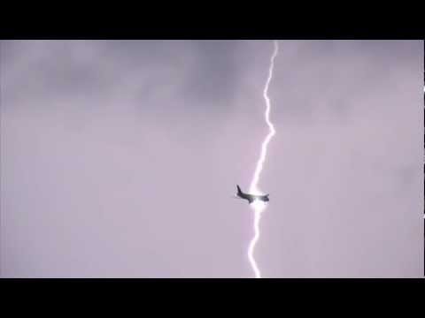 空中驚魂實拍飛機被閃電擊中(視頻)
