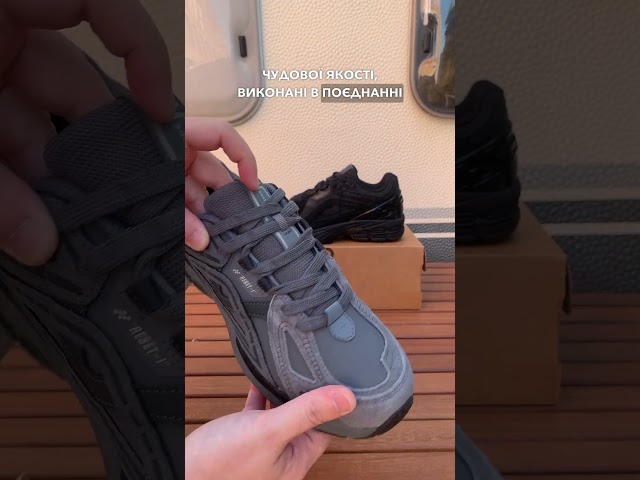 Чоботи жіночі шкіряні байка хутро 592641 Чорний Кросівки чоловічі замшеві 590629 Сірі