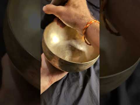 [A135] Old Cobrebati singing bowl, ⌀18cm / 570g, 🔽 F#2 +45c (95 Hz), 🔼 C#4 −7c (276 Hz) ⭐️ — VAYU sounds