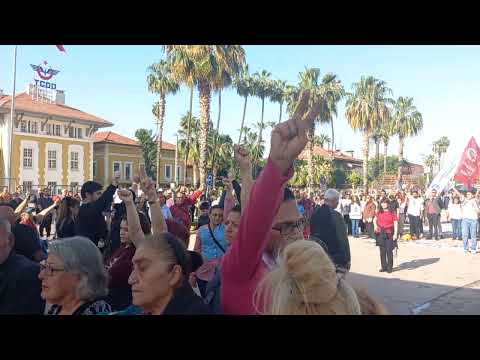 Adana'da 1 Mayıs Mitinginde Saygı Duruşu Sırasında Adnan Yücel Şiirini Alaattin Süzer Seslendirdi