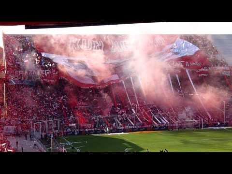 "Salida de Independiente ante racing (Clausura 2010)" Barra: La Barra del Rojo • Club: Independiente • País: Argentina
