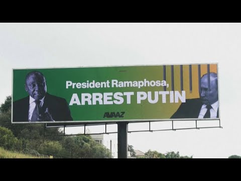 شاهد لوحات إعلانية تدعو رئيس جنوب إفريقيا لاعتقال فلاديمير بوتين