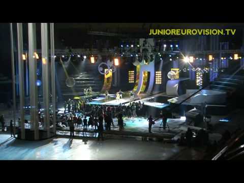 Laura from Belgium is big girl and she loves her swing!