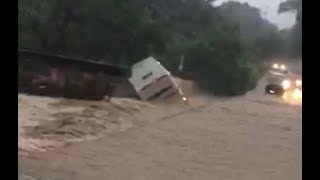 VIDEO: Corriente de agua arrastra camión con pasajeros en Michoacán