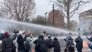 Scontro tra manifestanti Askatasuna e forze dell'ordine, lancio bottiglie e  lacrimogeni