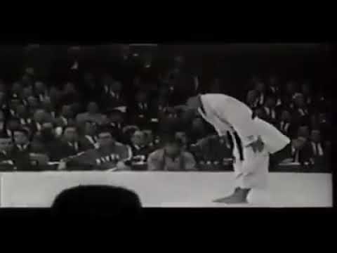 Isao Okano é uma das maiores lendas vivas do judo, senão a maior. Campeão da categoria -80Kg dos Jog