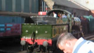 preview picture of video 'GWR 2857 changes line at Bridgnorth and stops to take on water'