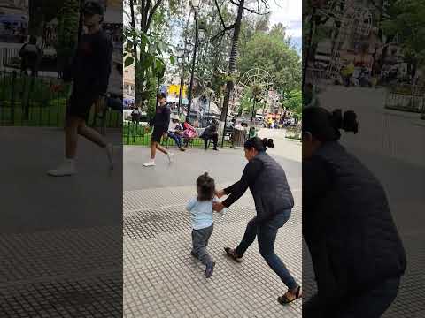 Caminando por la plaza Bolívar en Quillacollo, Cochabamba, Bolivia. #edoardofiori #viajes #Bolivia