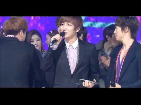 Super Junior's happy winning hugs!