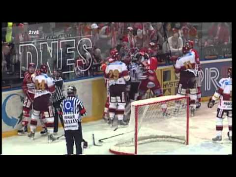 Hockeyfighters.cz Micka vs Cernosek.wmv