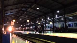 Download lagu KA Bima masuk bersamaan KA Taksaka di stasiun Purwokerto mp3