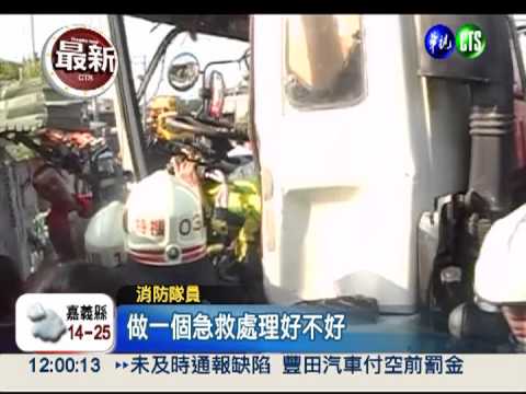 水泥車爆胎失控 對撞轎車2重傷