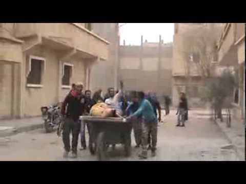 نقل جثمان أحد عناصر لواء الخضراء في حي الصناعة في دير الزور