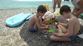 preview picture of video 'Testing an ND8 filter on the Kalamata beach - Sony CX330'