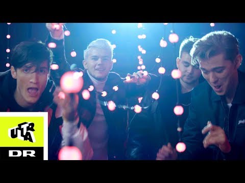 Page Four - Koldt udenfor (LYRICS) | Ultra