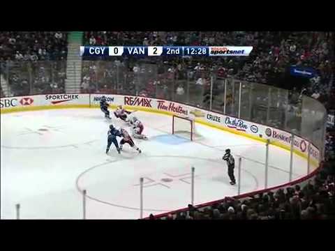 Vancouver Canucks - Calgary Flames - Highlights - 1/5/11