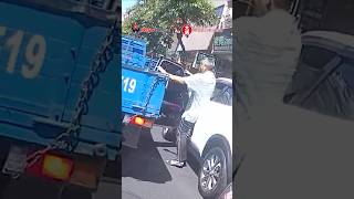 違停仔開門沒在看，被撞爆車門