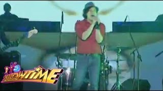 Sandwich performs &quot;Sugod&quot;