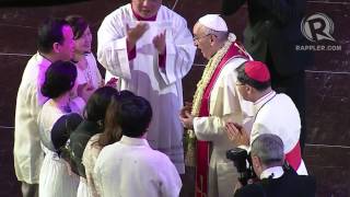 Deaf teach Pope Francis to sign "thank you"