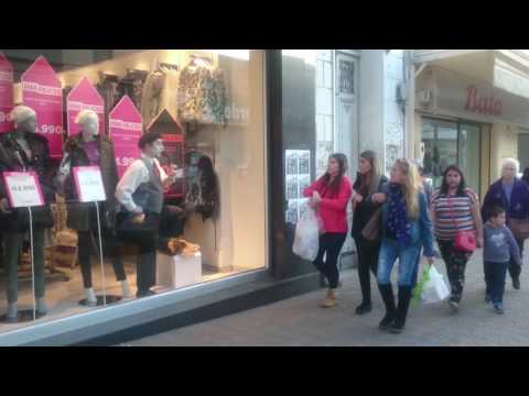 Mimo Larry tras la vitrina.