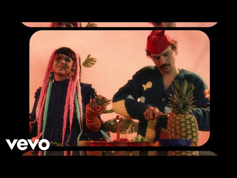 Caloncho, Bomba Estéreo - Regalo (Video Oficial)