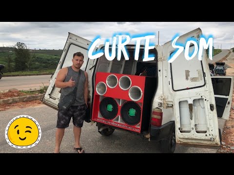 Fiorino com montagem 2x4 e grave pesado (Curte Som)