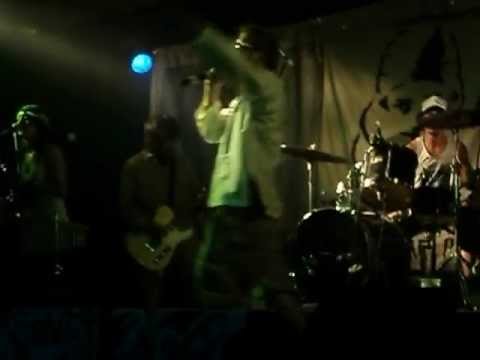 Poesia Subversiva - Smell + Gatillo Facil (vivo 2012 Vatoloco 5)