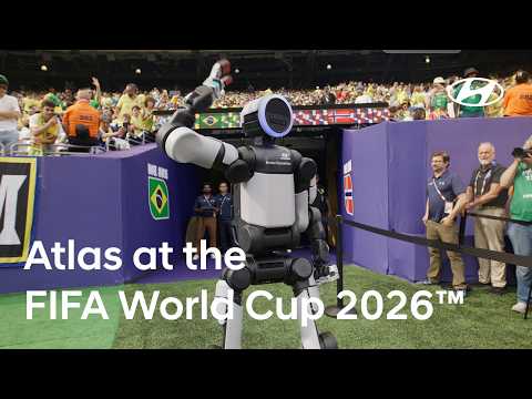 Atlas, le robot humanoïde de Boston Dynamics, vole la vedette pendant la mi-temps d'un match de la Coupe du monde de la FIFA avec un show de football