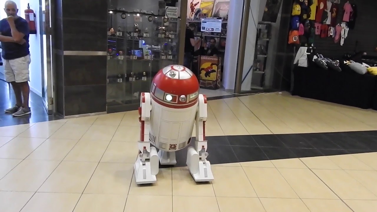 R4-P17 at the mall (Seville – Spain)