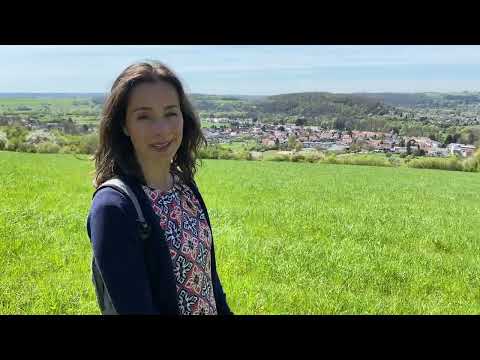 Schauspielerin Nina Azizi zeigt ihr Heimatdorf Bliesmengen-Bolchen