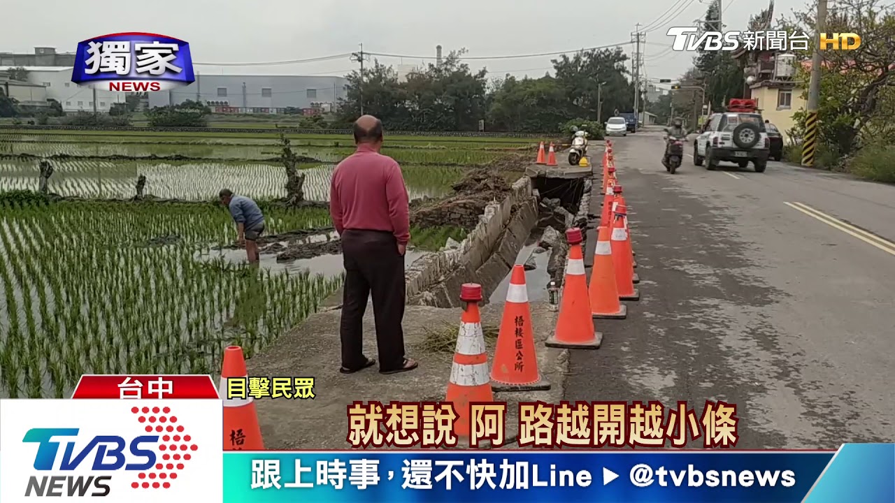 拖板車開水溝蓋上秒翻車 鋼筋全掉進田
