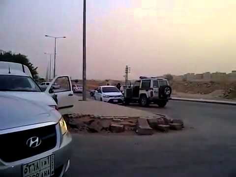 دورية سعودية توقف سيارة هاربة على طريقة افلام الاكشن