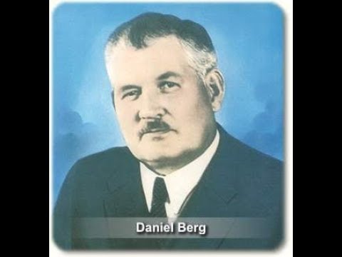 Daniel Berg cantando e tocando o hino Flor Gloriosa (196 da Harpa Cristã)