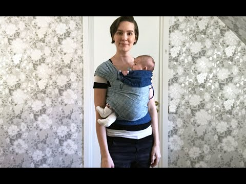 Meh Dai: Barnet sittandes åt sidan i knytsele (liten bebis)