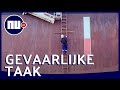 Inspecteur klimt in Rotterdamse haven via ladder op varend schip | NU.nl