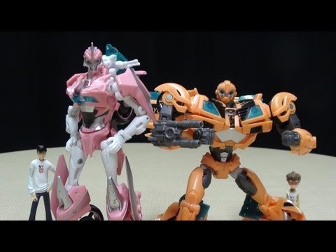 CONTEST!! NYCC Transformers Prime Bumblebee and Arcee Giveaway