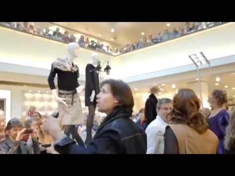 25 jaar Muziektheater: Flashmob DNO La Traviata in Bijenkorf