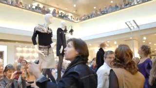 25 jaar Muziektheater: Flashmob DNO La Traviata in Bijenkorf