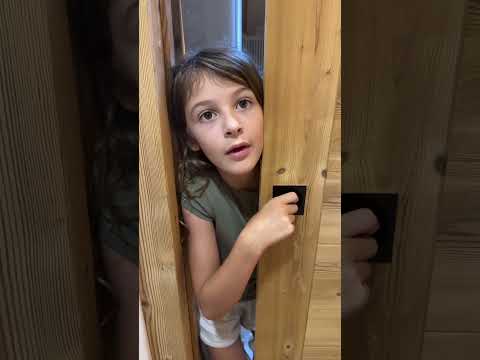 Léa s’enferme dans sa chambre 🙄