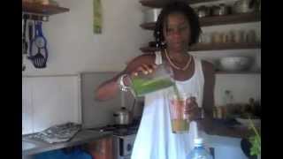 preview picture of video 'Green Smoothie: Banana and Leafy Greens'