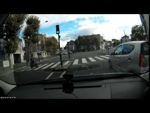 Conduite nantaise : bizarrement, se garer sur les trottoirs n'aide pas à s'insérer dans le trafic