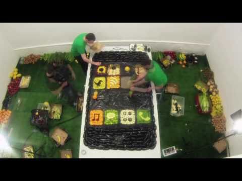 Un gigante iPhone 5 hecho a base de frutas y verduras (Video)
