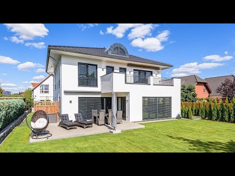 Moderne Stadtvilla mit großem Erker und Balkon von ARGE-HAUS GmbH