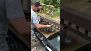 How to clean your blackstone after cooking. #lifehacks  #blackstonegriddle #blackstone