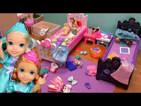 What a mess ! Elsa & Anna toddlers are cleaning their rooms