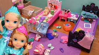 What a mess ! Elsa &amp; Anna toddlers are cleaning their rooms
