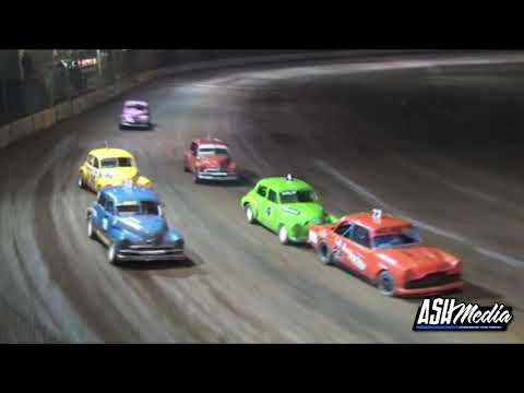 Nostalgia Sedans: A-Main - Maryborough Speedway - 02.01.2010