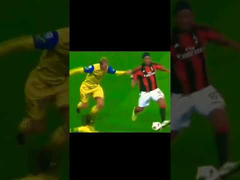 RONALDINHO SKILLS 🤤 #shorts #football #skills #ronaldinho #viral #subscribe #trending